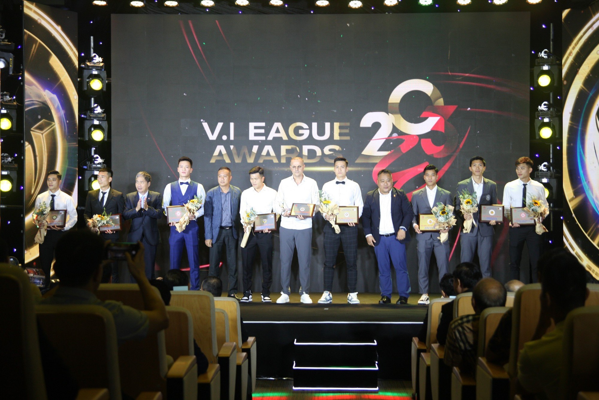 Hoàng Đức - Cầu thủ xuất sắc nhất V-League 2023 - Ảnh 4.