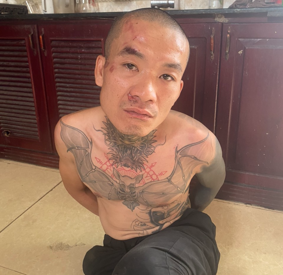 Người đàn ông đầu trọc, xăm trổ cầm dao lao ra đường đuổi chém người và phương tiện