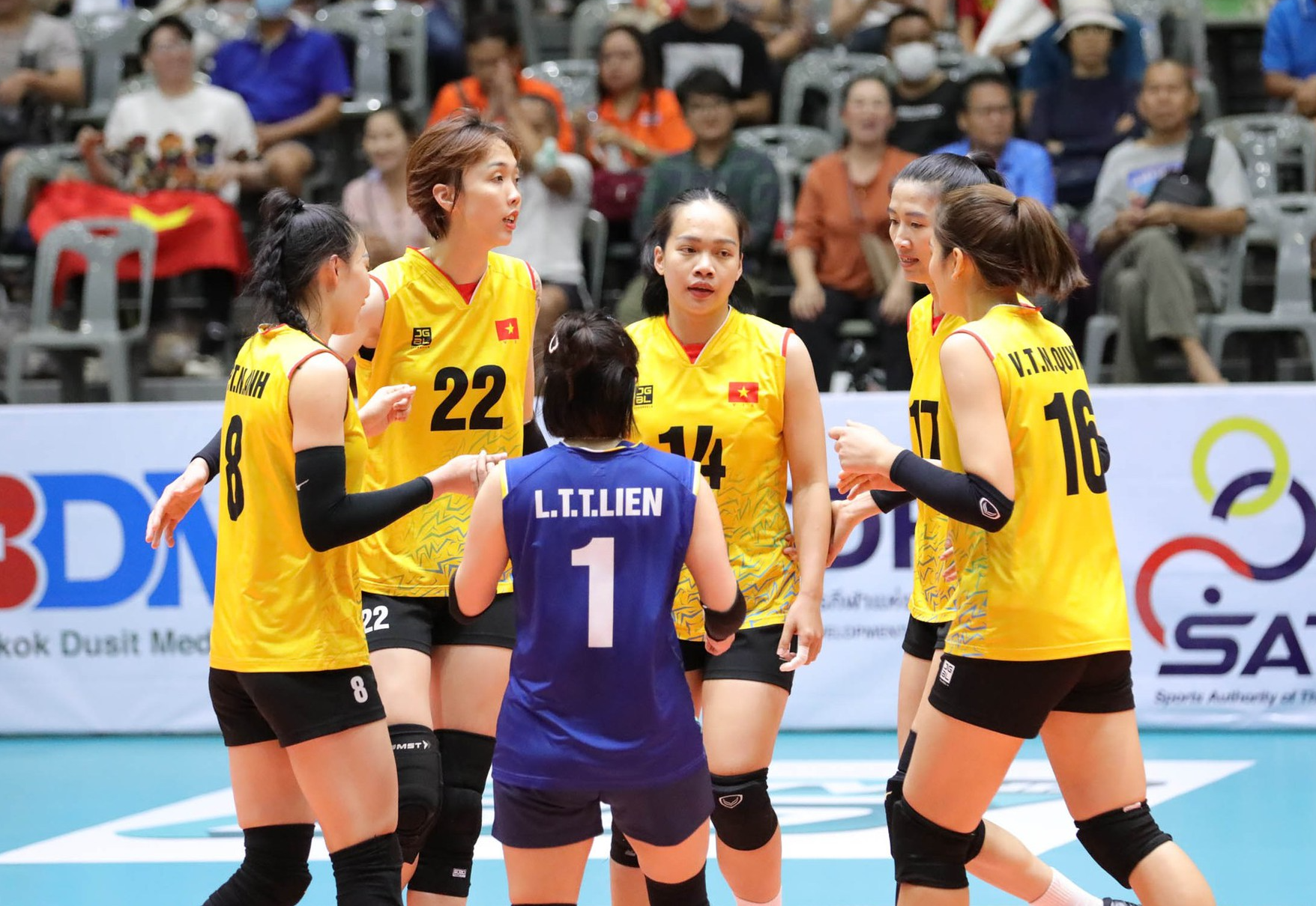 Tuyển bóng chuyền Việt Nam đè bẹp Uzbekistan, chờ vượt vòng bảng AVC Championship - Ảnh 1.