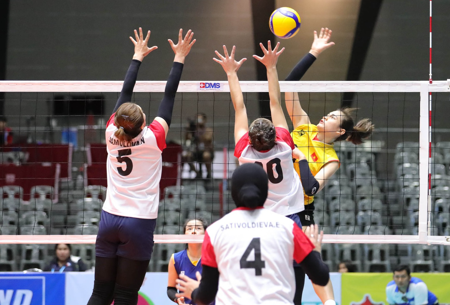Tuyển bóng chuyền Việt Nam đè bẹp Uzbekistan, chờ vượt vòng bảng AVC Championship - Ảnh 5.