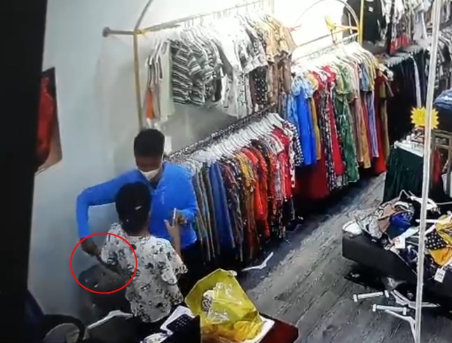 CLIP: Nam thanh niên cầm dao nhọn hoắt khống chế người phụ nữ trong shop quần áo