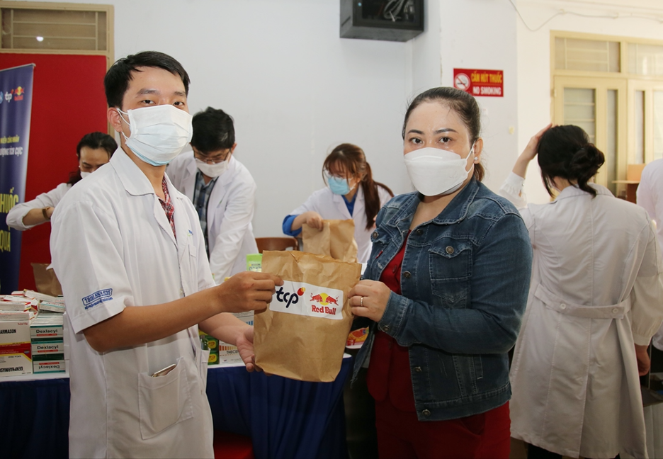 Hơn 3.000 c&ocirc;ng nh&acirc;n tại TP HCM được thăm kh&aacute;m sức khỏe miễn ph&iacute; - Ảnh 1.