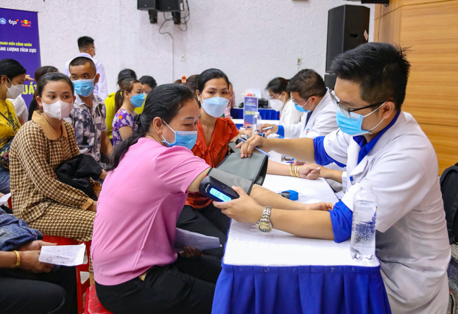 Hơn 3.000 c&ocirc;ng nh&acirc;n tại TP HCM được thăm kh&aacute;m sức khỏe miễn ph&iacute;