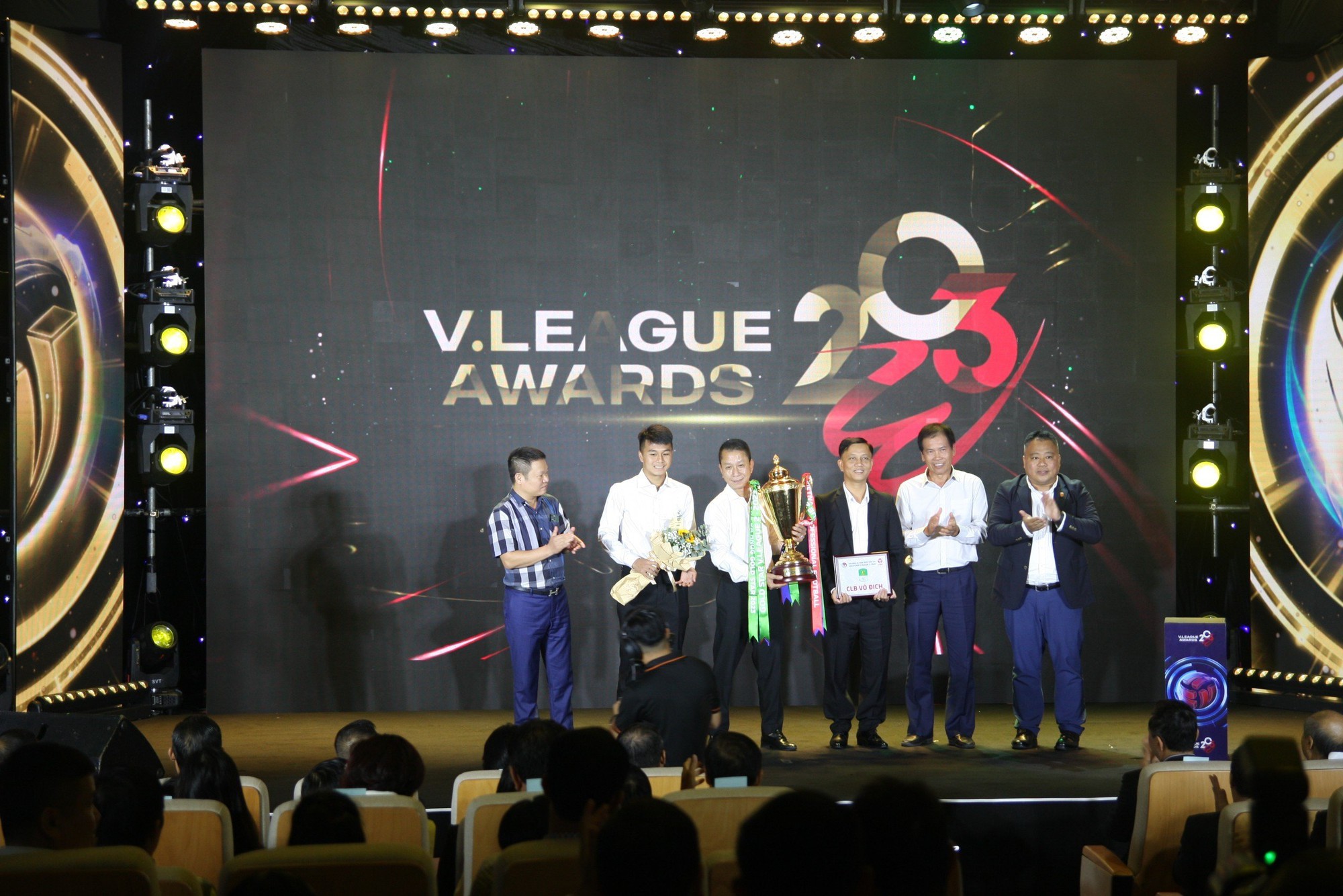 Hoàng Đức - Cầu thủ xuất sắc nhất V-League 2023 - Ảnh 6.