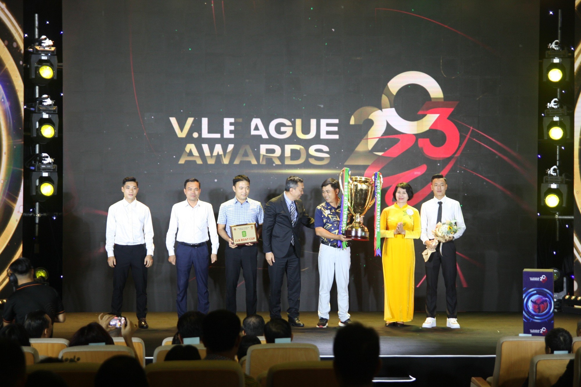 Hoàng Đức - Cầu thủ xuất sắc nhất V-League 2023 - Ảnh 7.