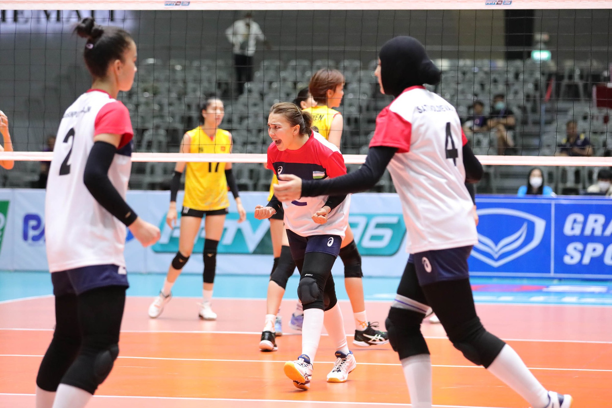 Tuyển bóng chuyền Việt Nam đè bẹp Uzbekistan, chờ vượt vòng bảng AVC Championship - Ảnh 2.