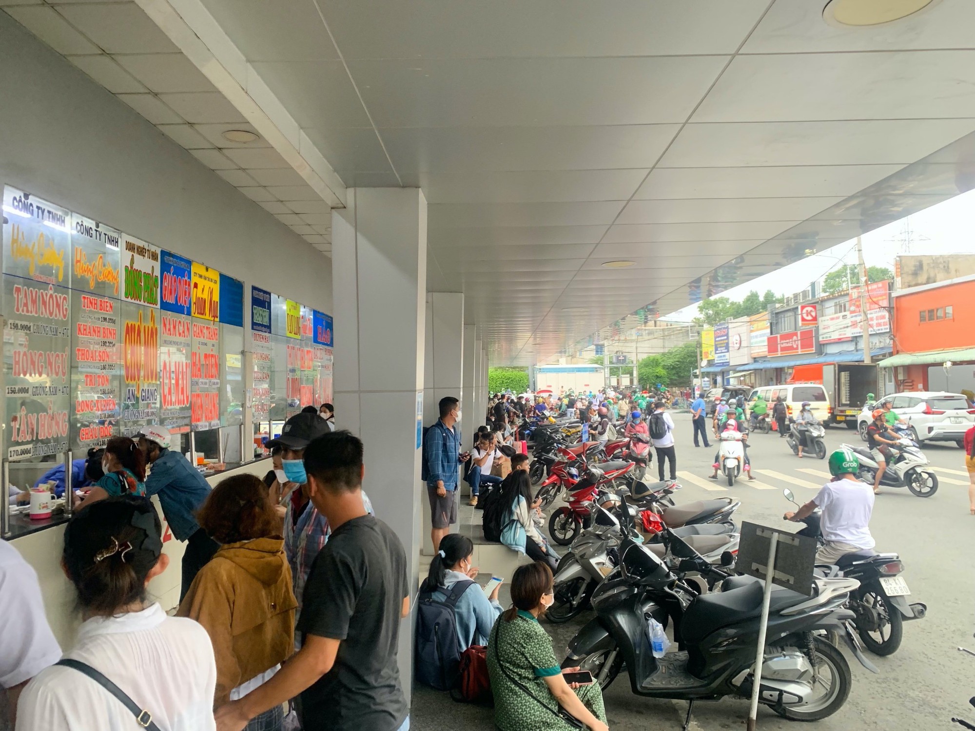 Hình ảnh trái ngược giữa Bến xe Miền Đông mới và Bến xe Miền Tây chiều tối 31-8 - Ảnh 8.