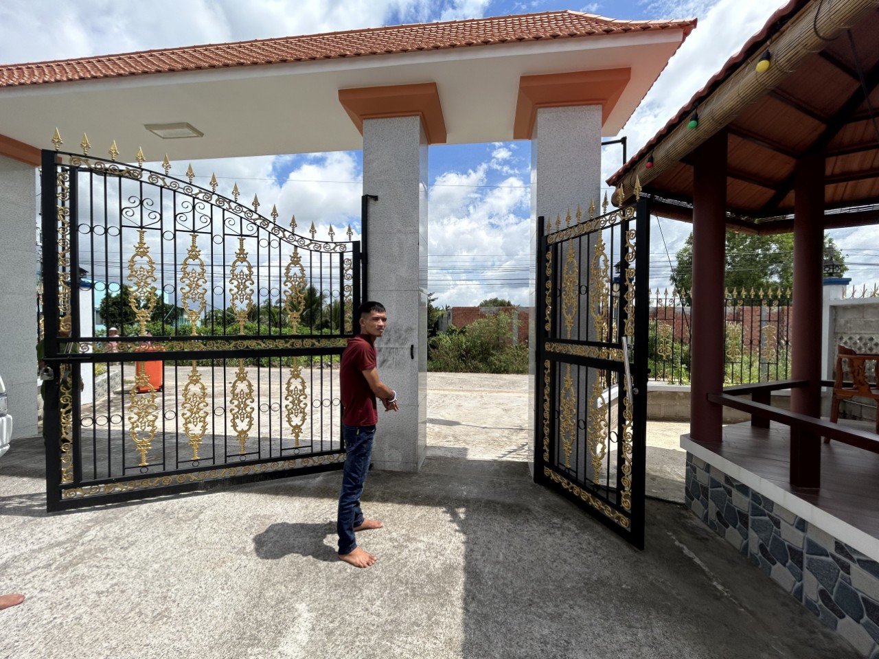 Căn biệt thự ở Long An bị 2 kẻ trộm đột nhập từ lỗ thông gió - Ảnh 2.