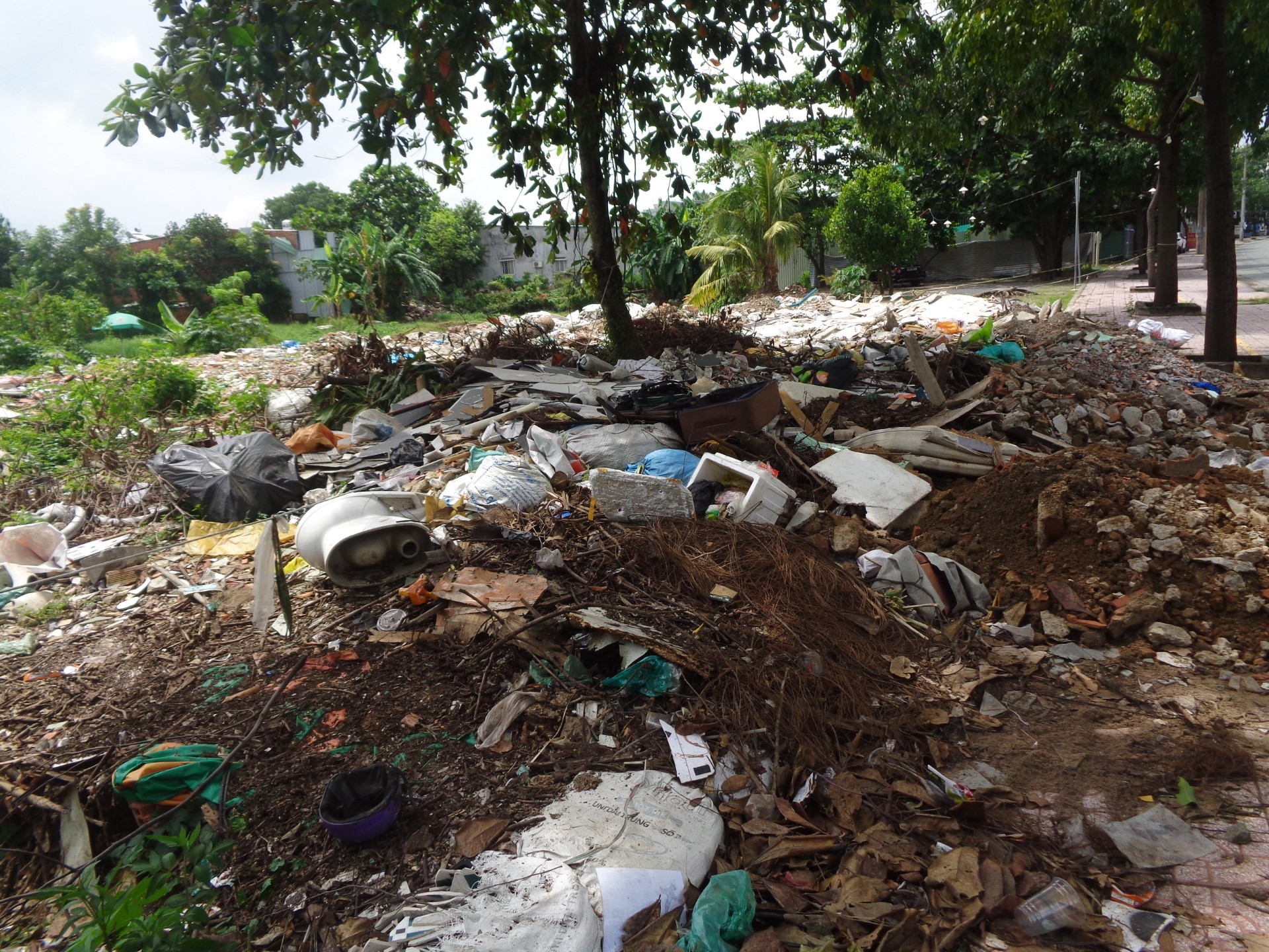 Rác ngập vỉa hè