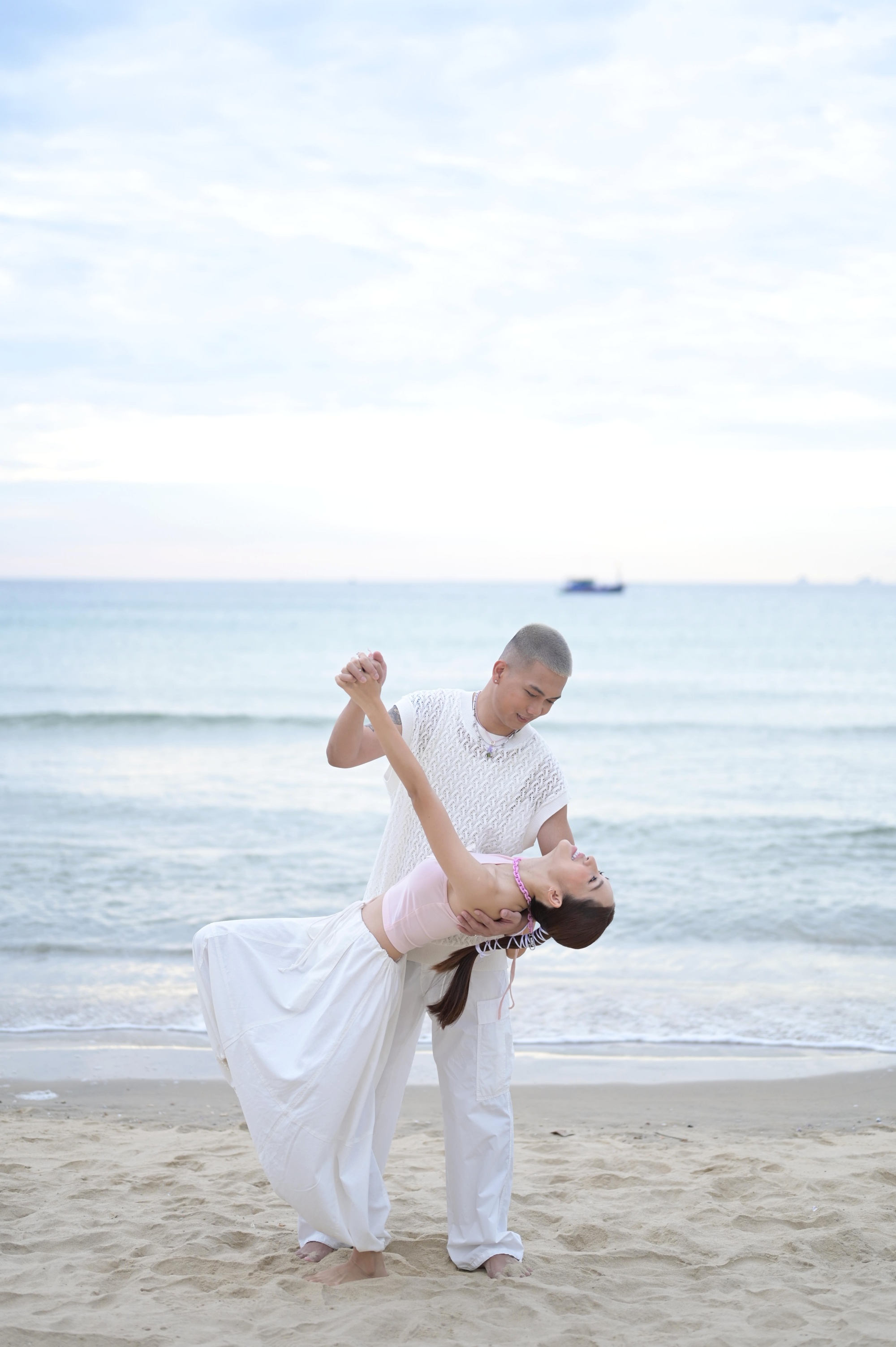 BigDaddy - Emily đ&aacute;m cưới b&ecirc;n bờ biển, nh&acirc;n vật bắt được hoa cưới g&acirc;y bất ngờ - Ảnh 3.