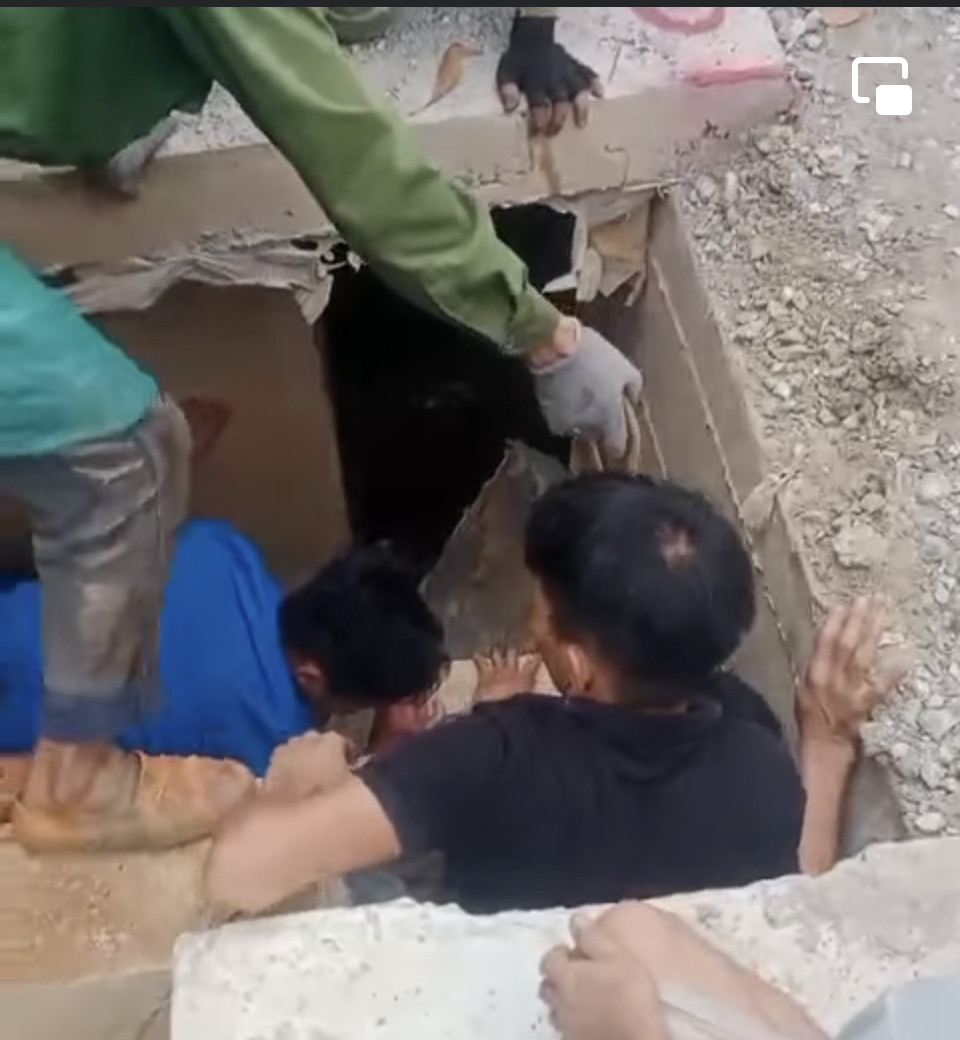 Cứu nữ điều dưỡng rơi xuống hố s&acirc;u đang thi c&ocirc;ng - Ảnh 1.