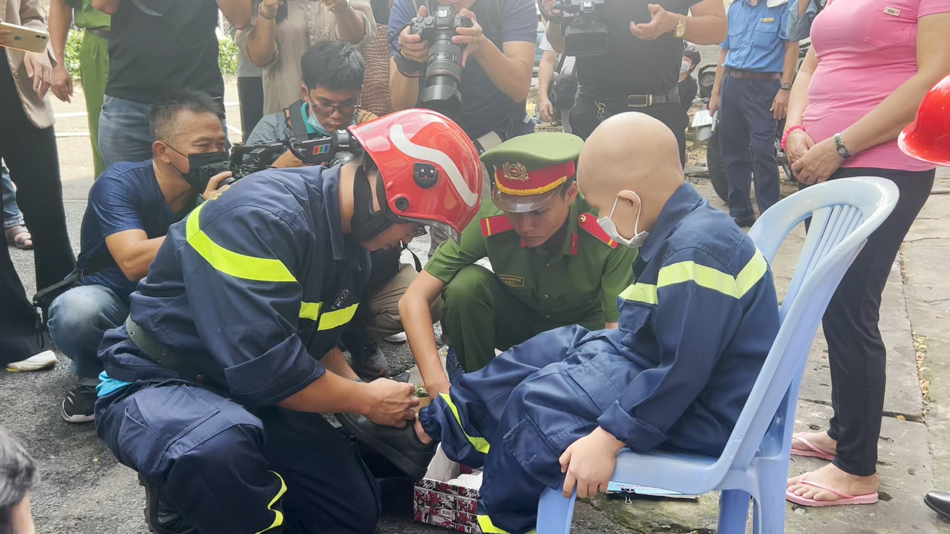 30 cảnh s&aacute;t PCCC gi&uacute;p b&eacute; trai ung thư hiện thực ước mơ l&agrave;m l&iacute;nh cứu hỏa - Ảnh 2.