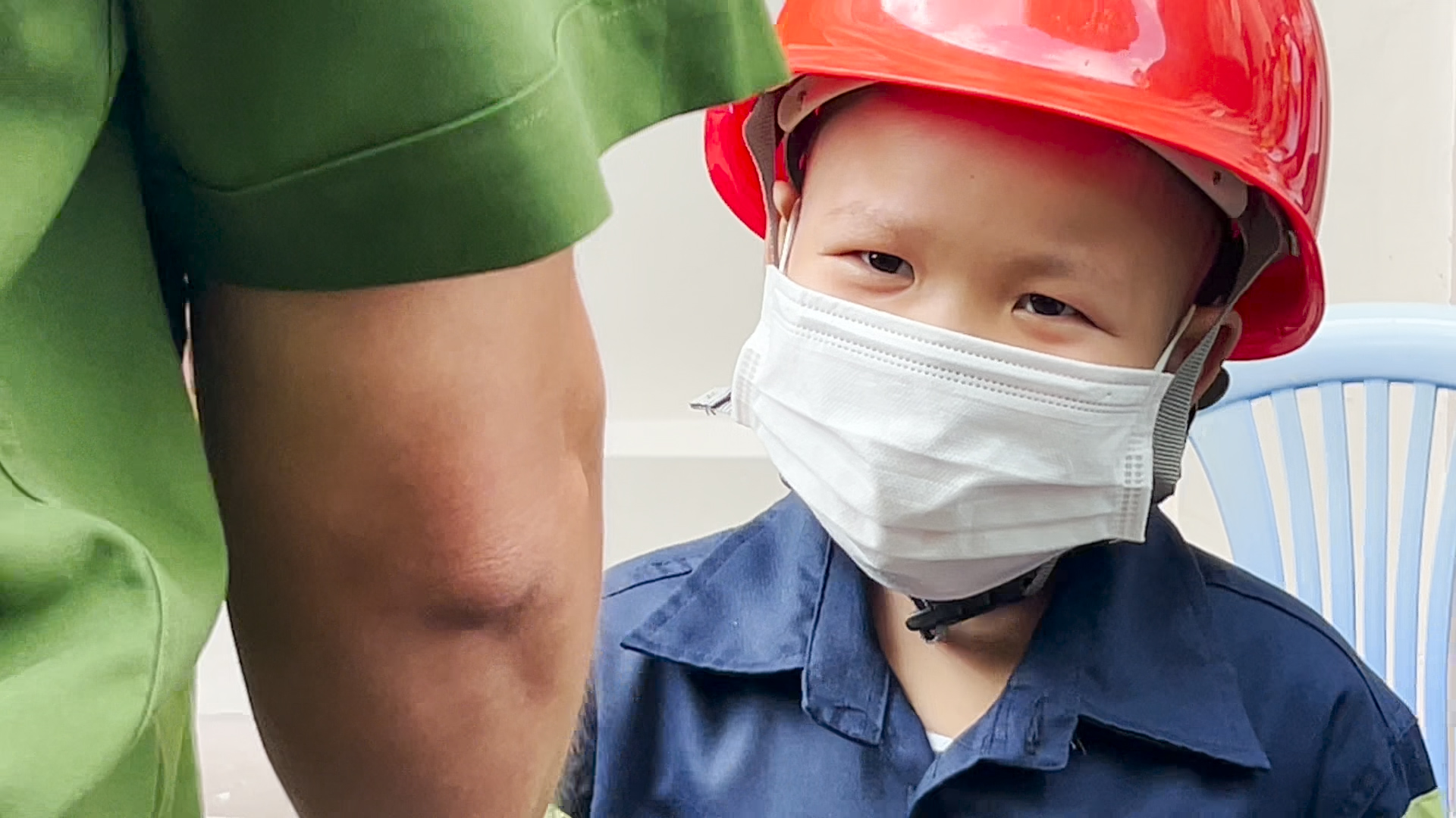 30 cảnh s&aacute;t PCCC gi&uacute;p b&eacute; trai ung thư hiện thực ước mơ l&agrave;m l&iacute;nh cứu hỏa - Ảnh 3.