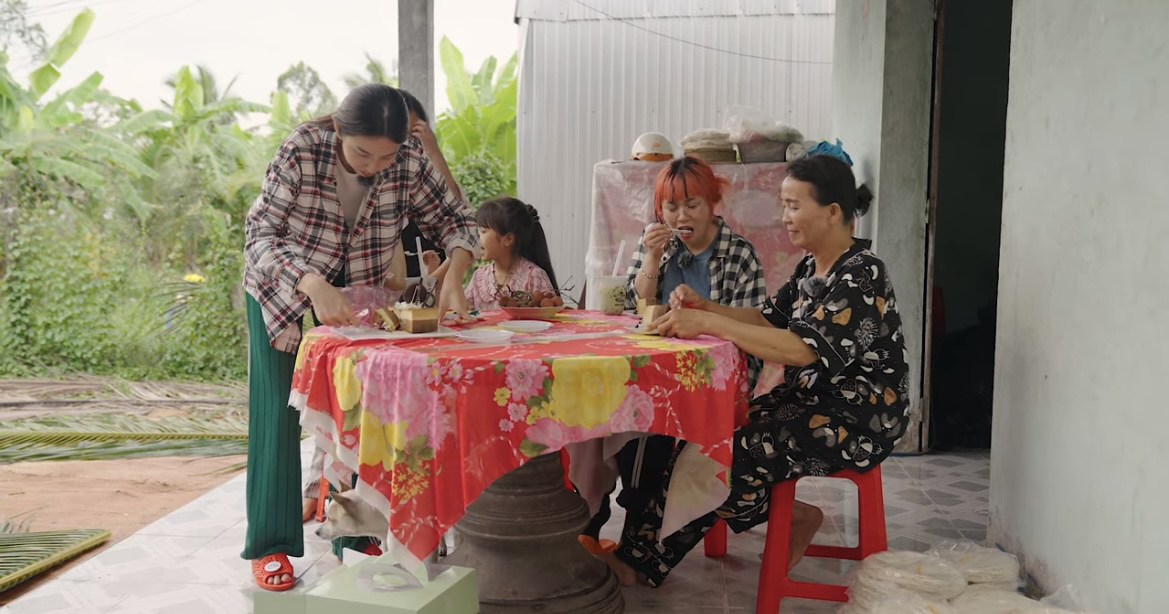 Về miền T&acirc;y l&agrave;m n&ocirc;ng, Th&ugrave;y Ti&ecirc;n căng thẳng đi phụ nghề để kiếm tiền - Ảnh 9.