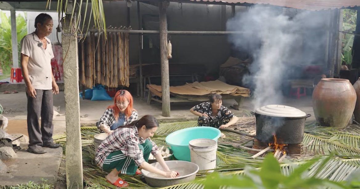 Về miền T&acirc;y l&agrave;m n&ocirc;ng, Th&ugrave;y Ti&ecirc;n căng thẳng đi phụ nghề để kiếm tiền - Ảnh 7.
