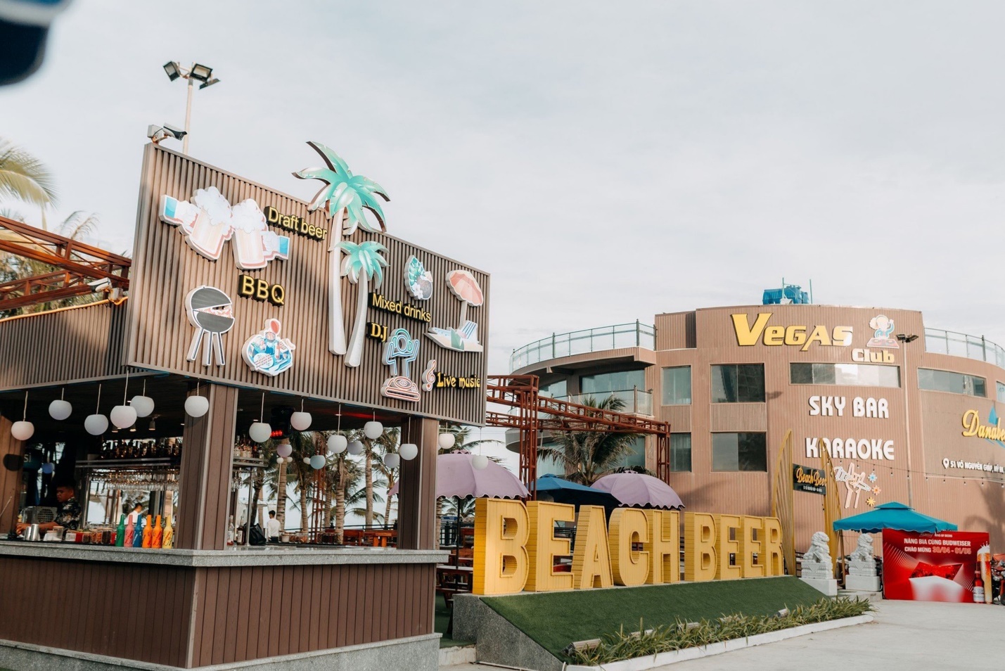 Biển Đ&agrave; Nẵng: Rực rỡ sắc m&agrave;u khu vui chơi giải tr&iacute; Beach Beer - Ảnh 1.