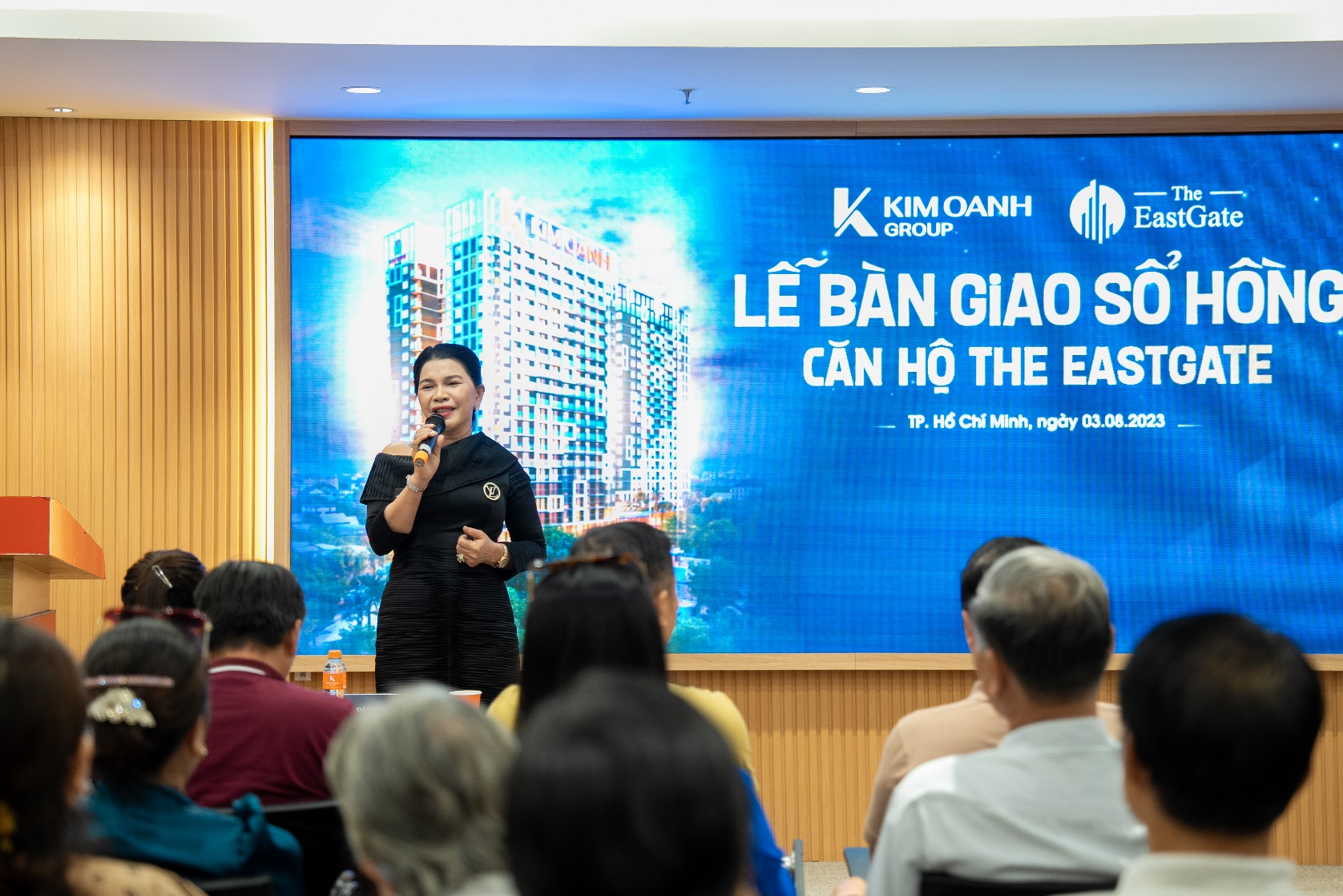 Cư d&acirc;n The EastGate nhận b&agrave;n giao sổ hồng - Ảnh 1.