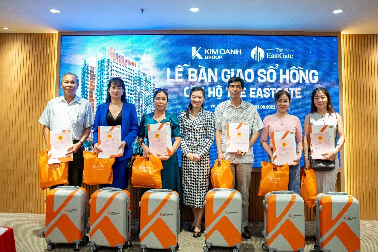 Cư dân The EastGate nhận bàn giao sổ hồng