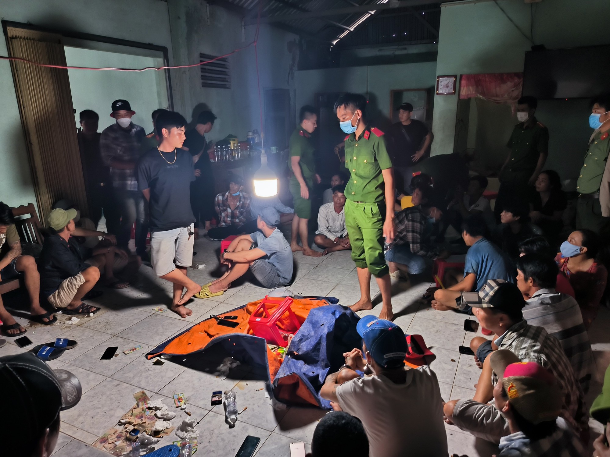 CLIP: Trưởng công an huyện cho “ém quân” đánh úp 29 đối tượng đánh bạc