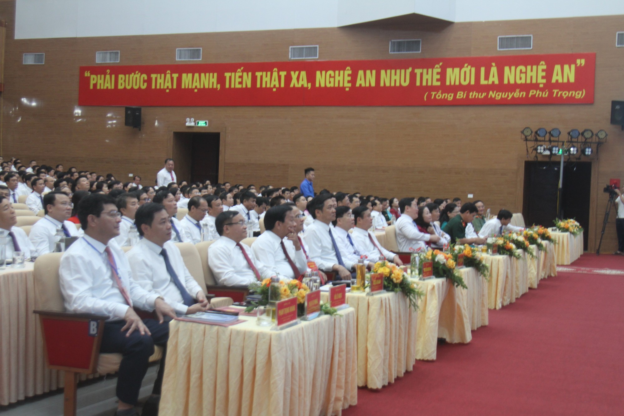 Đối thoại với hơn 1.000 người đứng đầu cấp ủy, ch&iacute;nh quyền cơ sở ở Nghệ An - Ảnh 3.