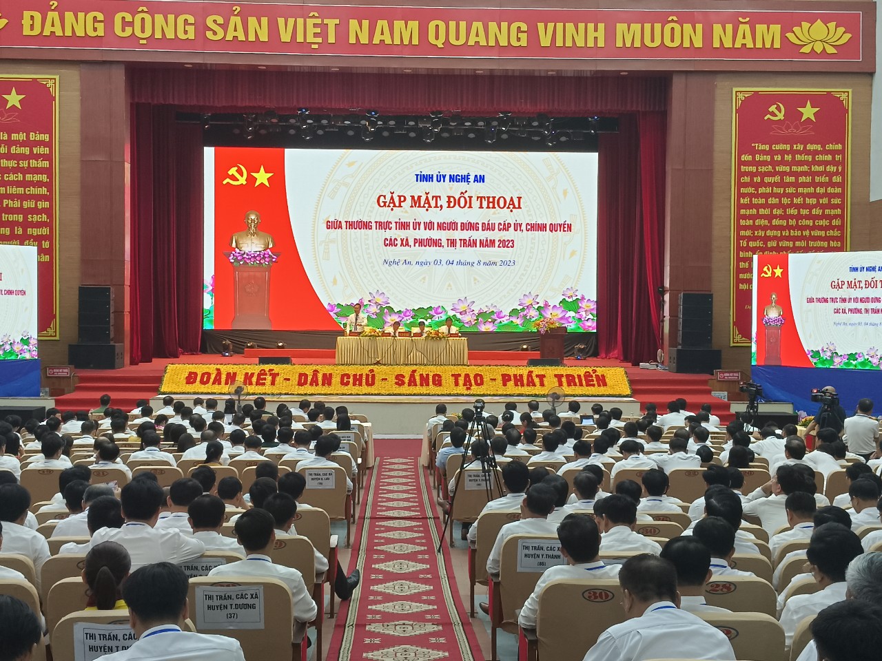 Đối thoại với hơn 1.000 người đứng đầu cấp ủy, chính quyền cơ sở ở Nghệ An