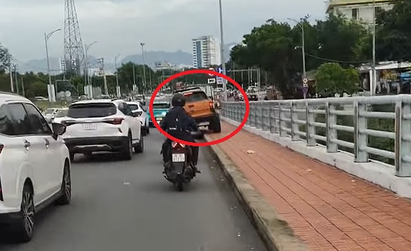 CLIP: T&agrave;i xế b&aacute;n tải &ldquo;l&agrave;m xiếc&rdquo; tr&ecirc;n cầu tại Đ&agrave; Nẵng - Ảnh 2.