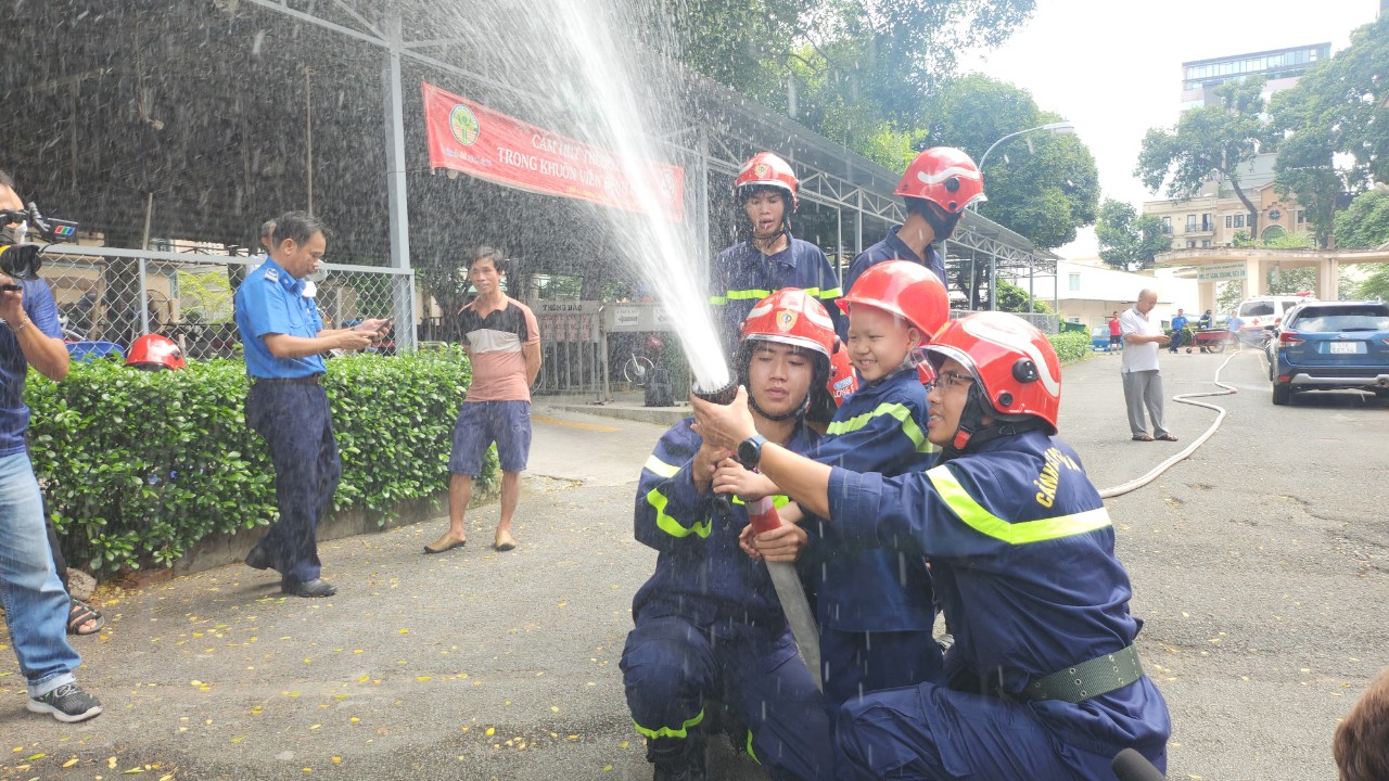 30 cảnh s&aacute;t PCCC gi&uacute;p b&eacute; trai ung thư hiện thực ước mơ l&agrave;m l&iacute;nh cứu hỏa - Ảnh 4.