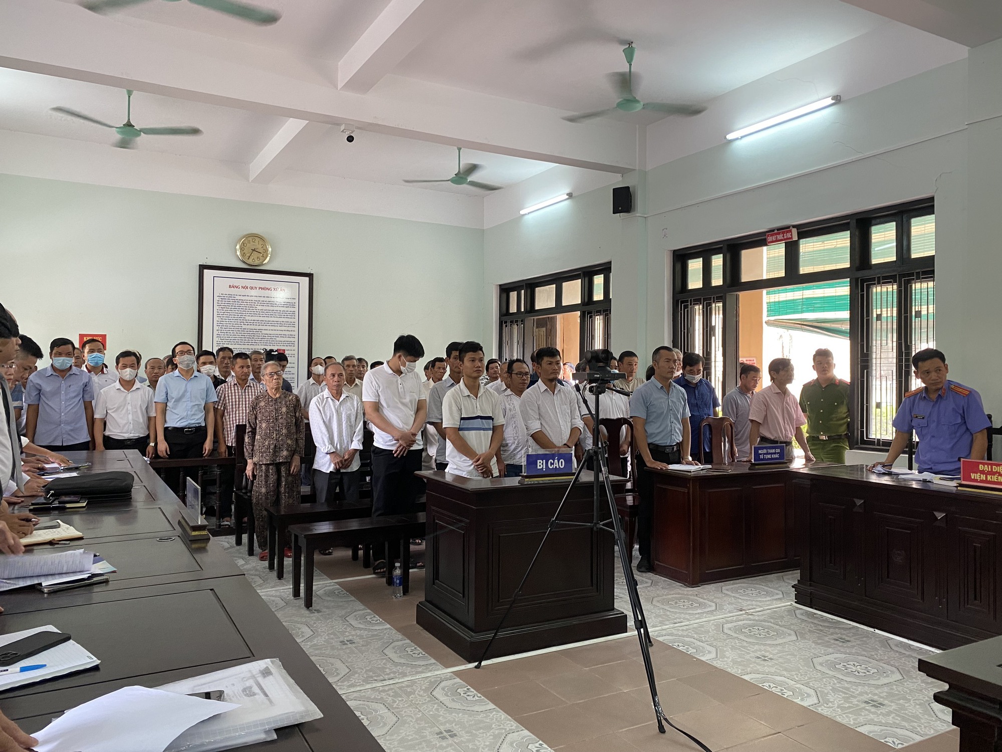 Tòa tuyên án 71 bị cáo trong vụ lập giả trên 1.000 ngôi mộ tại Huế - Ảnh 1.