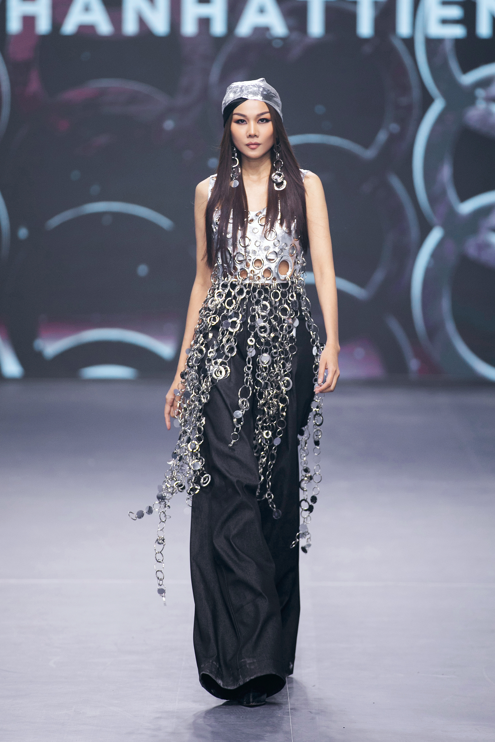 Extra men show 2 quá đỉnh với dàn mẫu catwalk - Ảnh 1.