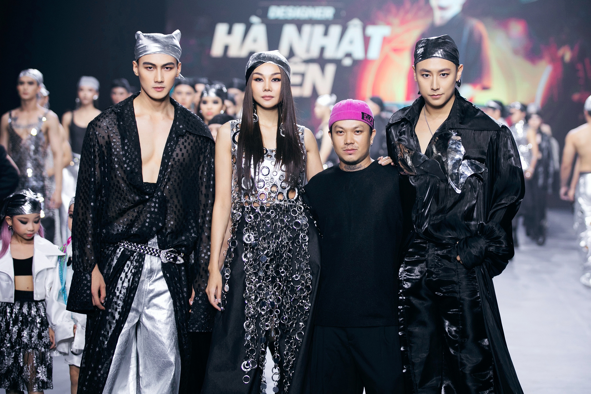 "Extra men show 2" quá "đỉnh" với dàn mẫu catwalk