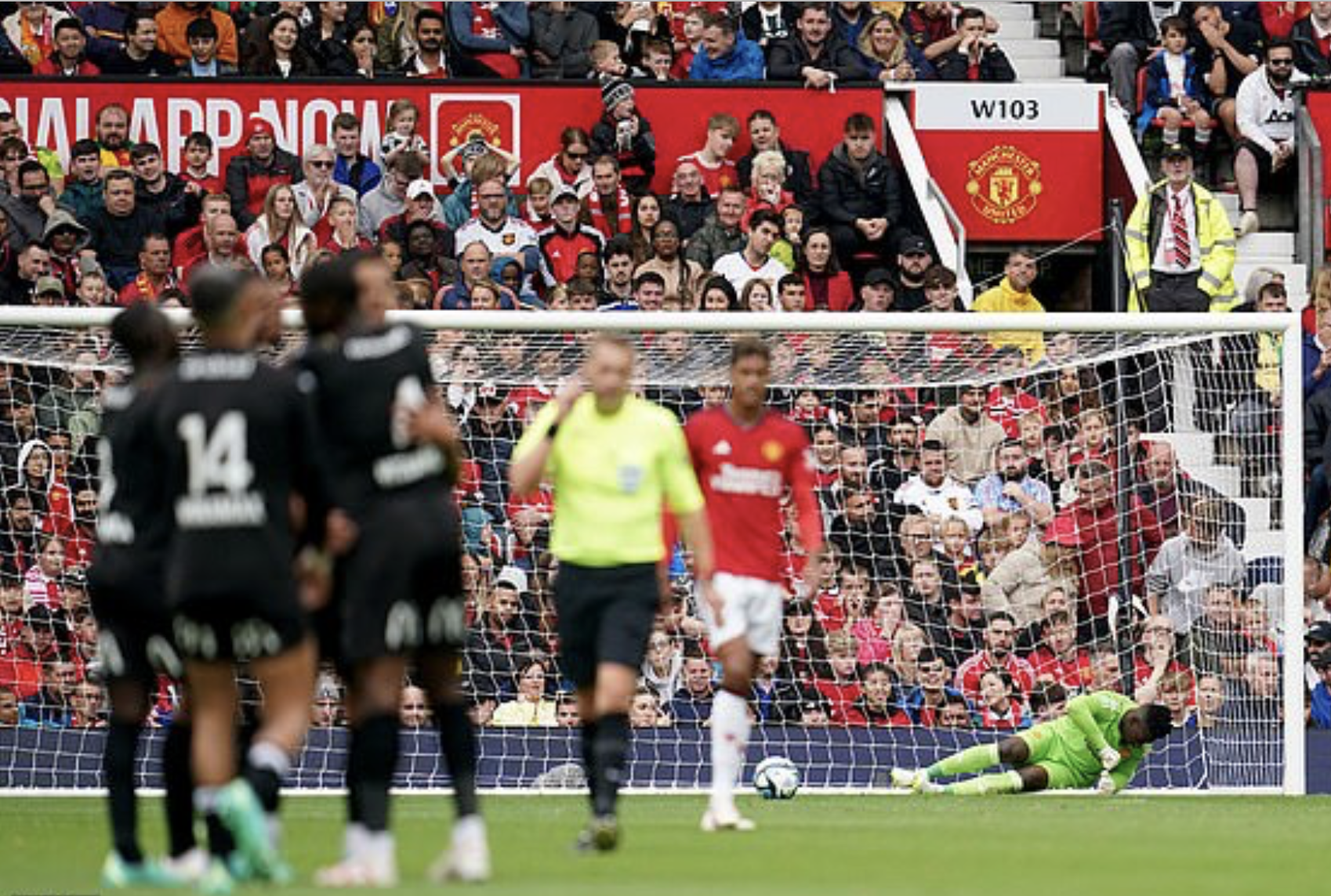 T&acirc;n binh Hojlund ch&agrave;o s&acirc;n, Man United ngược d&ograve;ng hạ Lens 3-1 - Ảnh 4.