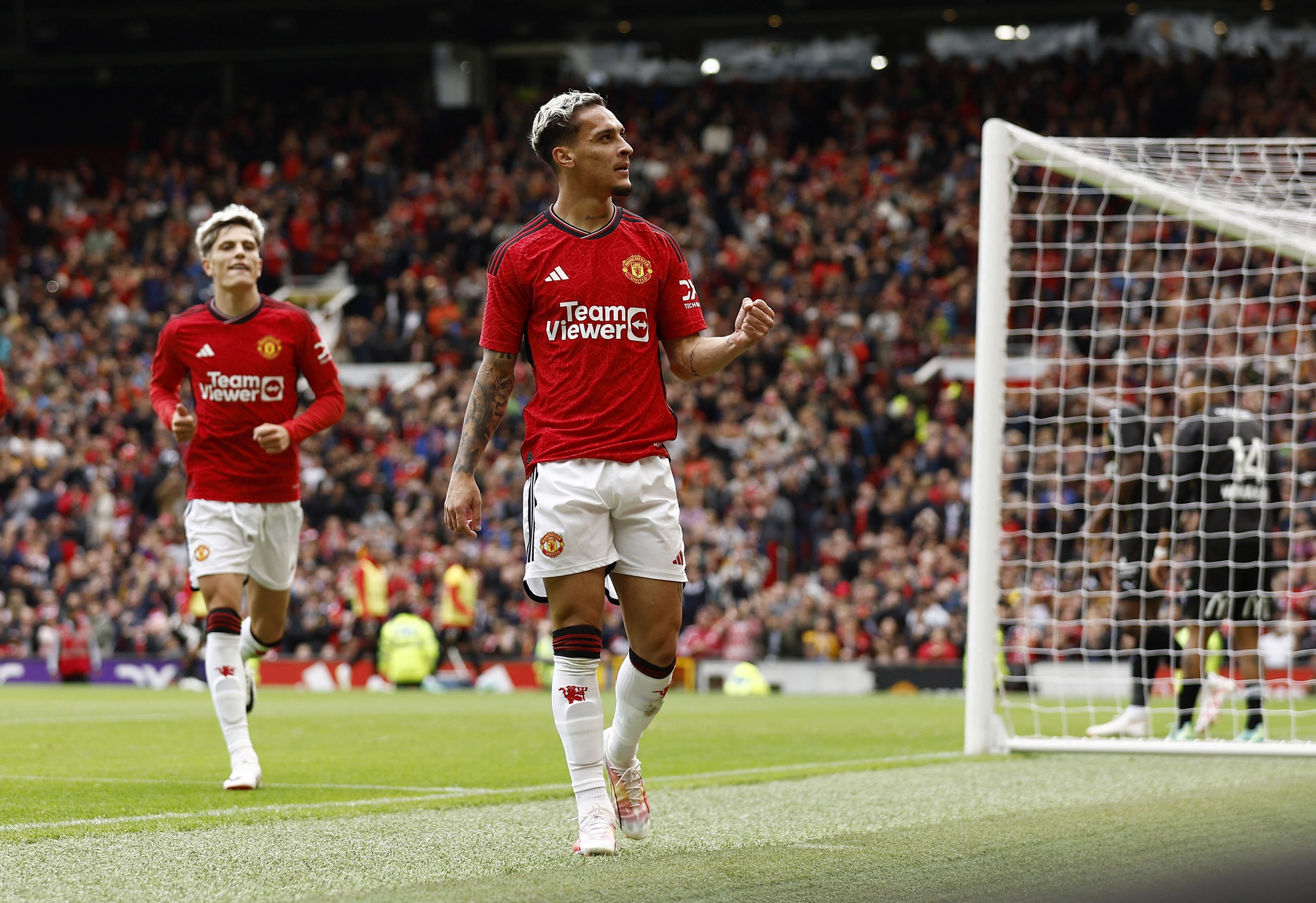 T&acirc;n binh Hojlund ch&agrave;o s&acirc;n, Man United ngược d&ograve;ng hạ Lens 3-1 - Ảnh 7.