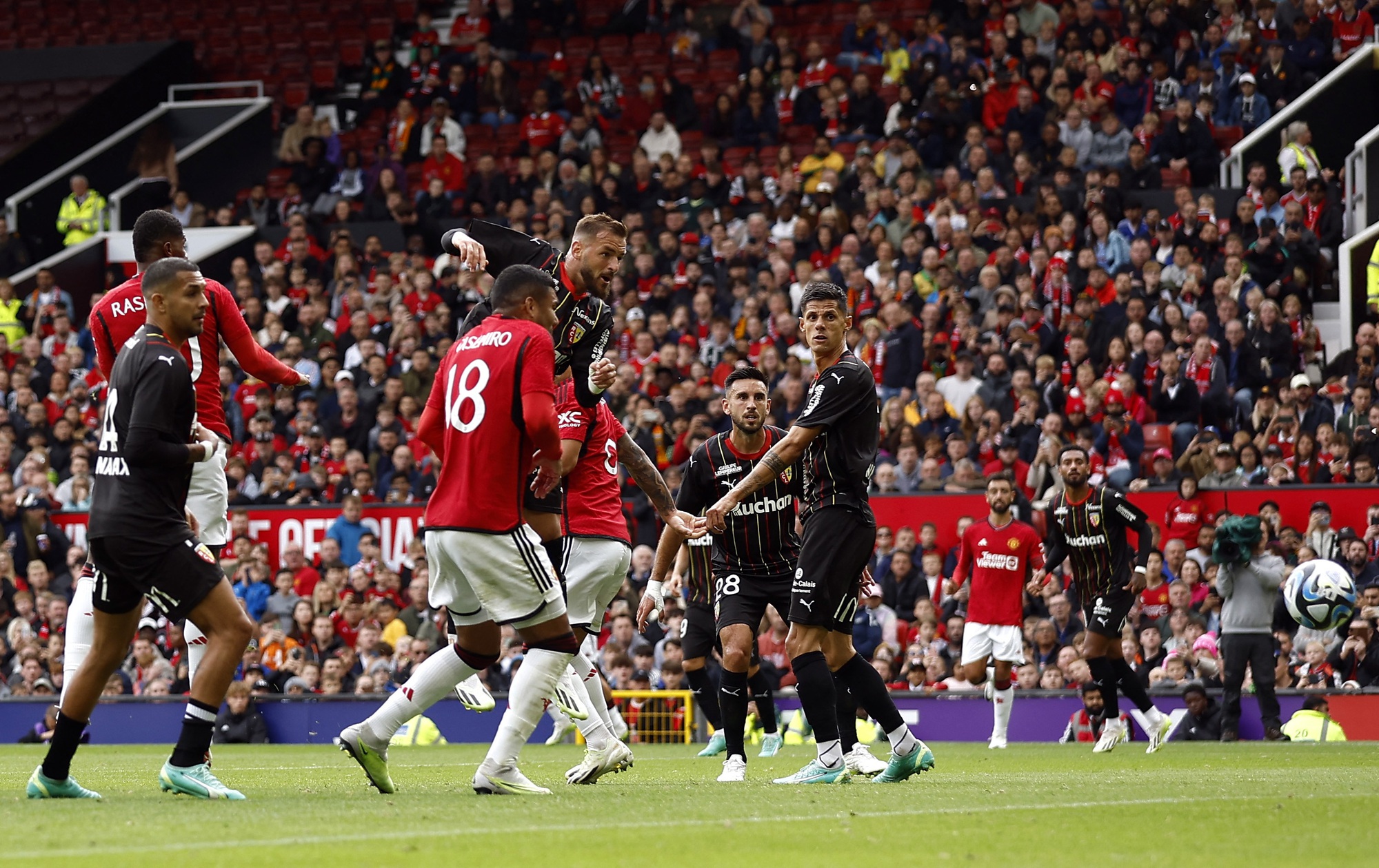 T&acirc;n binh Hojlund ch&agrave;o s&acirc;n, Man United ngược d&ograve;ng hạ Lens 3-1 - Ảnh 9.