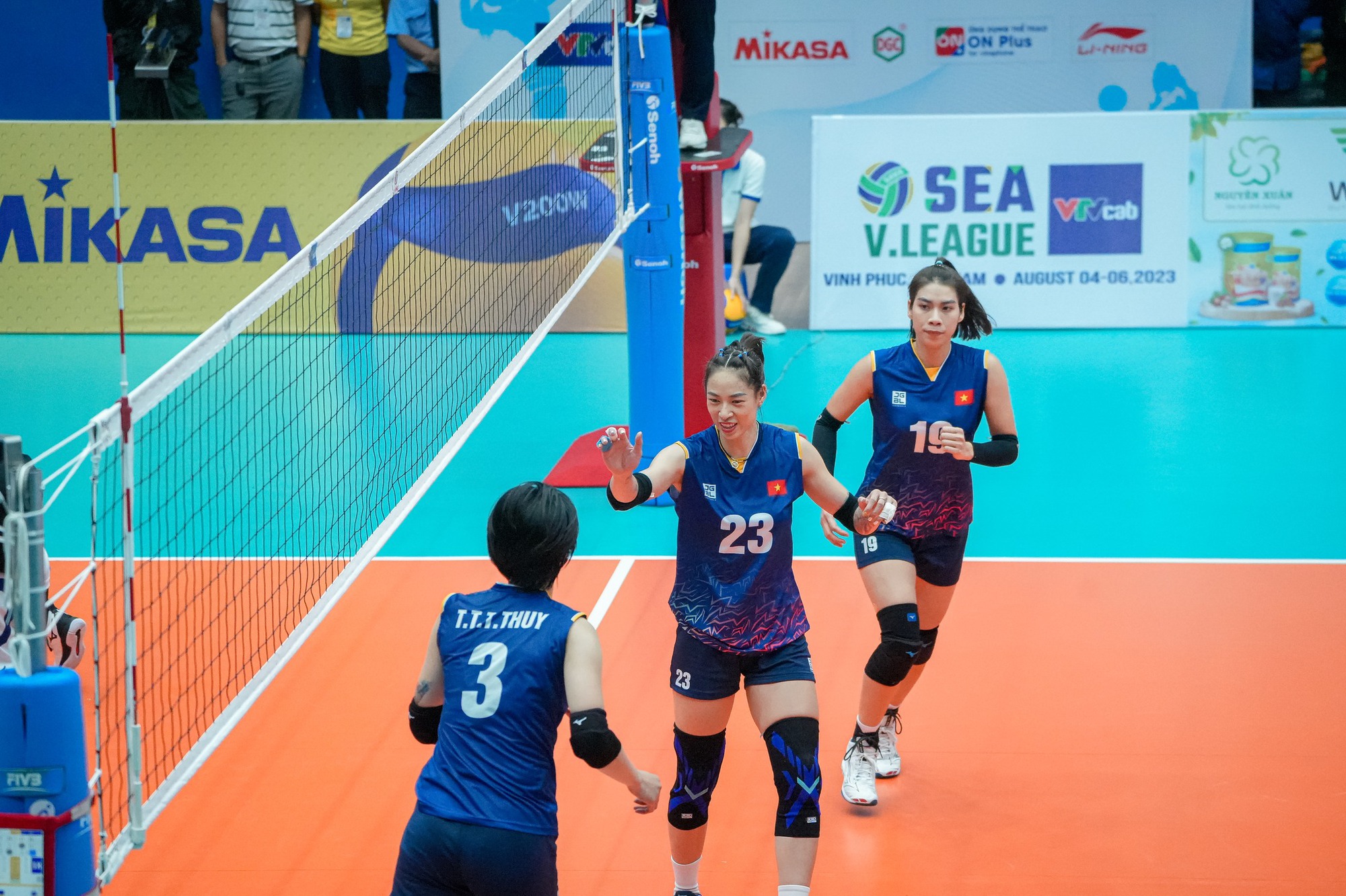 Thắng đậm đội Indonesia, tuyển nữ Việt Nam tranh ng&ocirc;i đầu SEA V-League - Ảnh 2.
