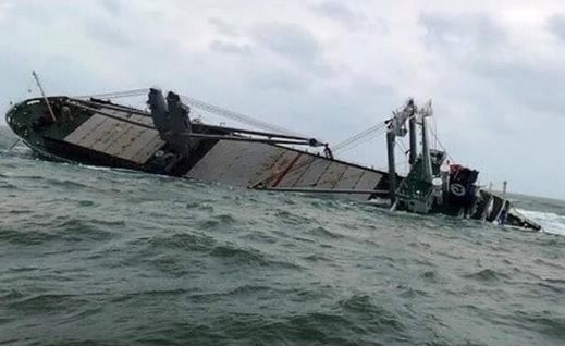 Phát hiện mảnh vỡ tàu cá, 3 người trong gia đình mất tích