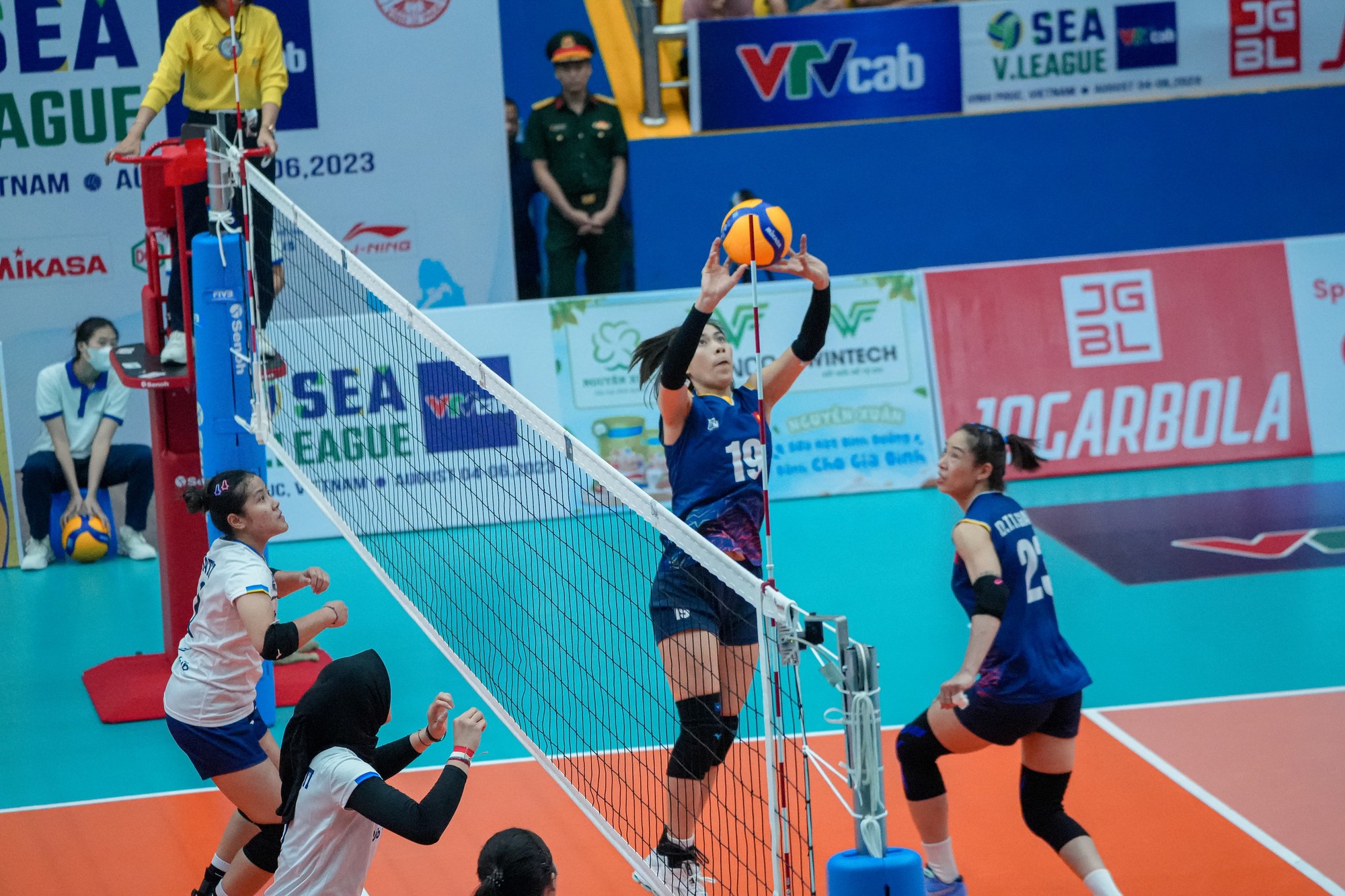 Thắng đậm đội Indonesia, tuyển nữ Việt Nam tranh ngôi đầu SEA V-League