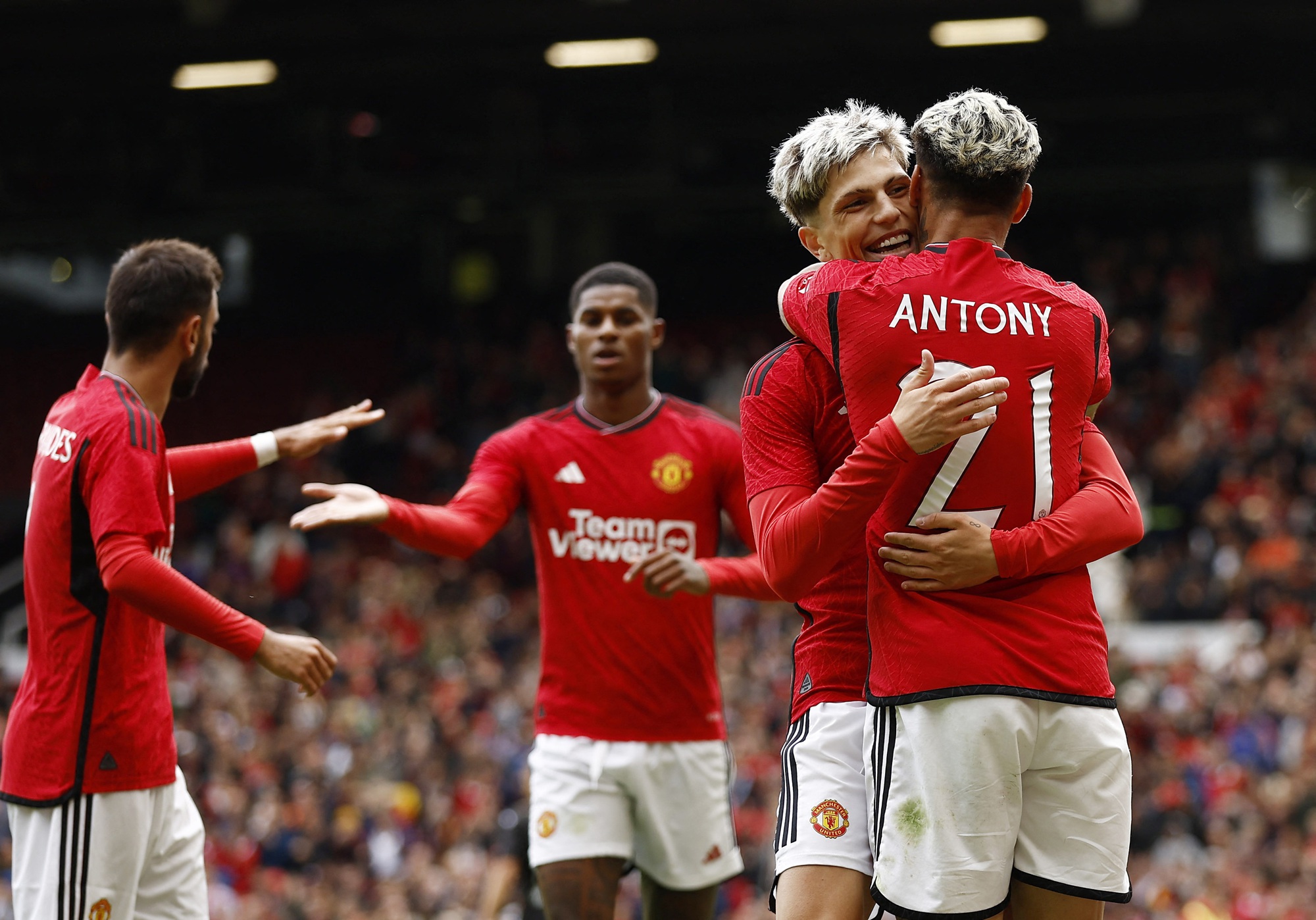 T&acirc;n binh Hojlund ch&agrave;o s&acirc;n, Man United ngược d&ograve;ng hạ Lens 3-1 - Ảnh 6.