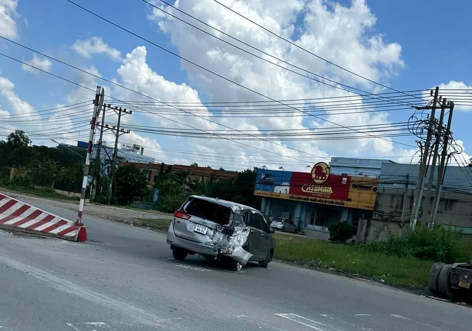 Xe tải tông ô tô con và nhiều xe máy ở TP Tân Uyên - Ảnh 3.