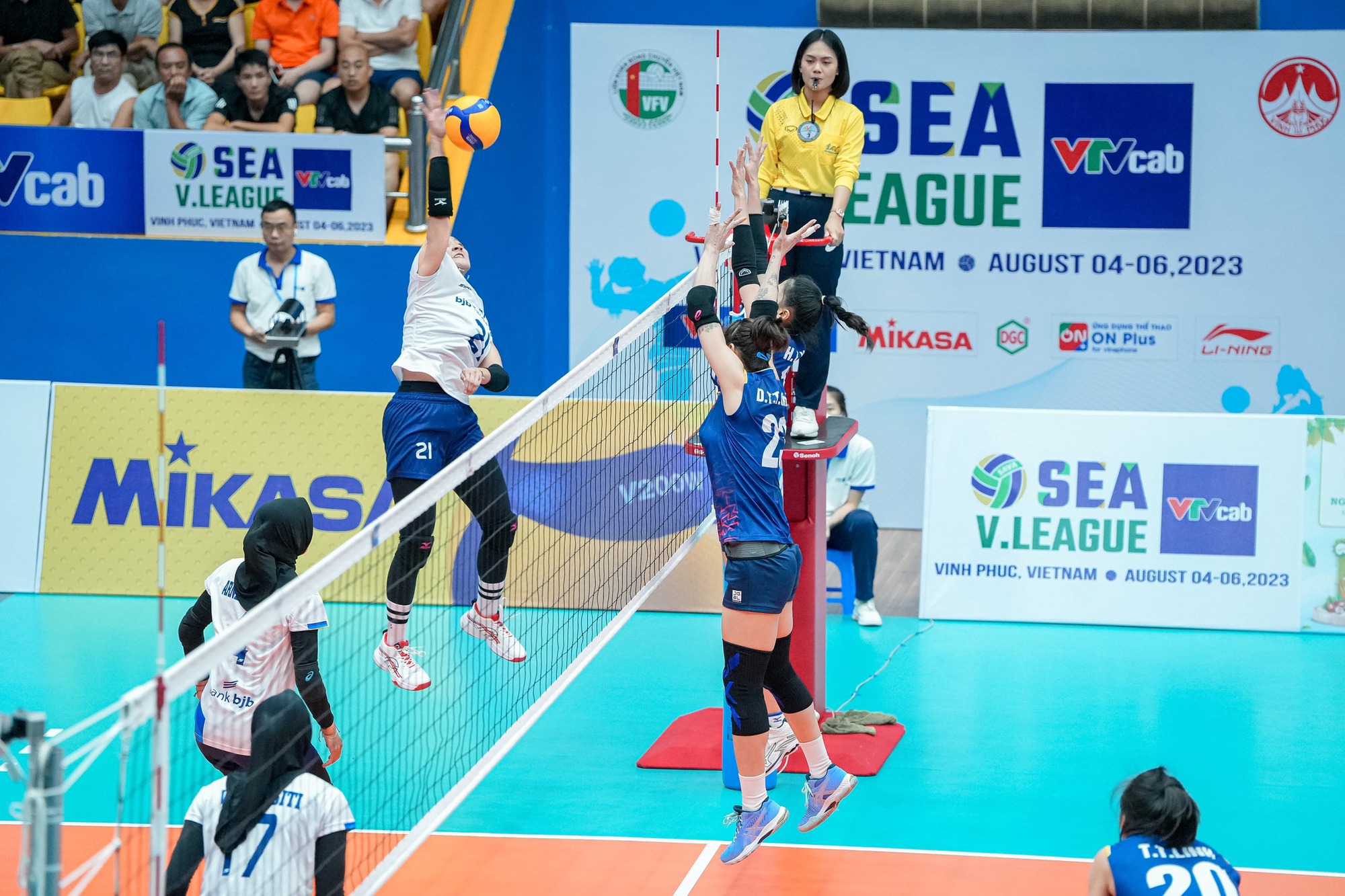 Thắng đậm đội Indonesia, tuyển nữ Việt Nam tranh ng&ocirc;i đầu SEA V-League - Ảnh 1.