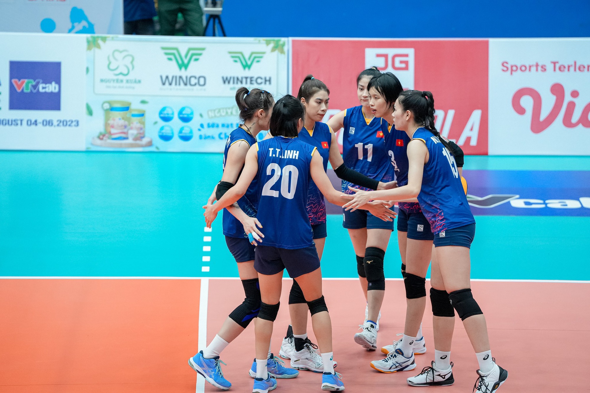 Thắng đậm đội Indonesia, tuyển nữ Việt Nam tranh ng&ocirc;i đầu SEA V-League - Ảnh 5.