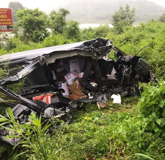 Tai nạn ở Bà Rịa- Vũng Tàu, ô tô văng khỏi đường, biến dạng hoàn toàn - Ảnh 1.