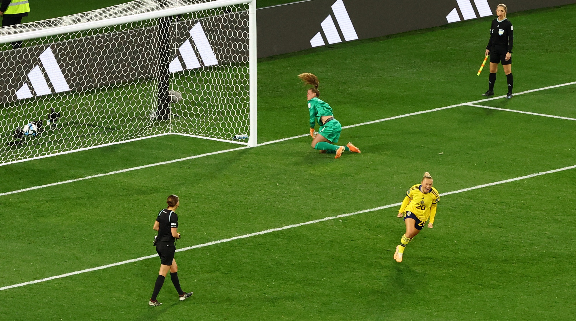 World Cup nữ 2023: Thua đau Thụy Điển ở loạt 11 m, Mỹ th&agrave;nh cựu v&ocirc; địch - Ảnh 7.