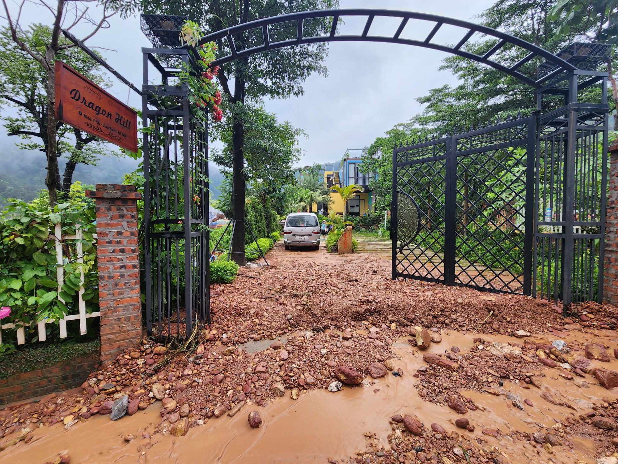Hiện trạng những mảng đồi trọc tại khu vực c&oacute; nhiều vi phạm trật tự x&acirc;y dựng - Ảnh 2.