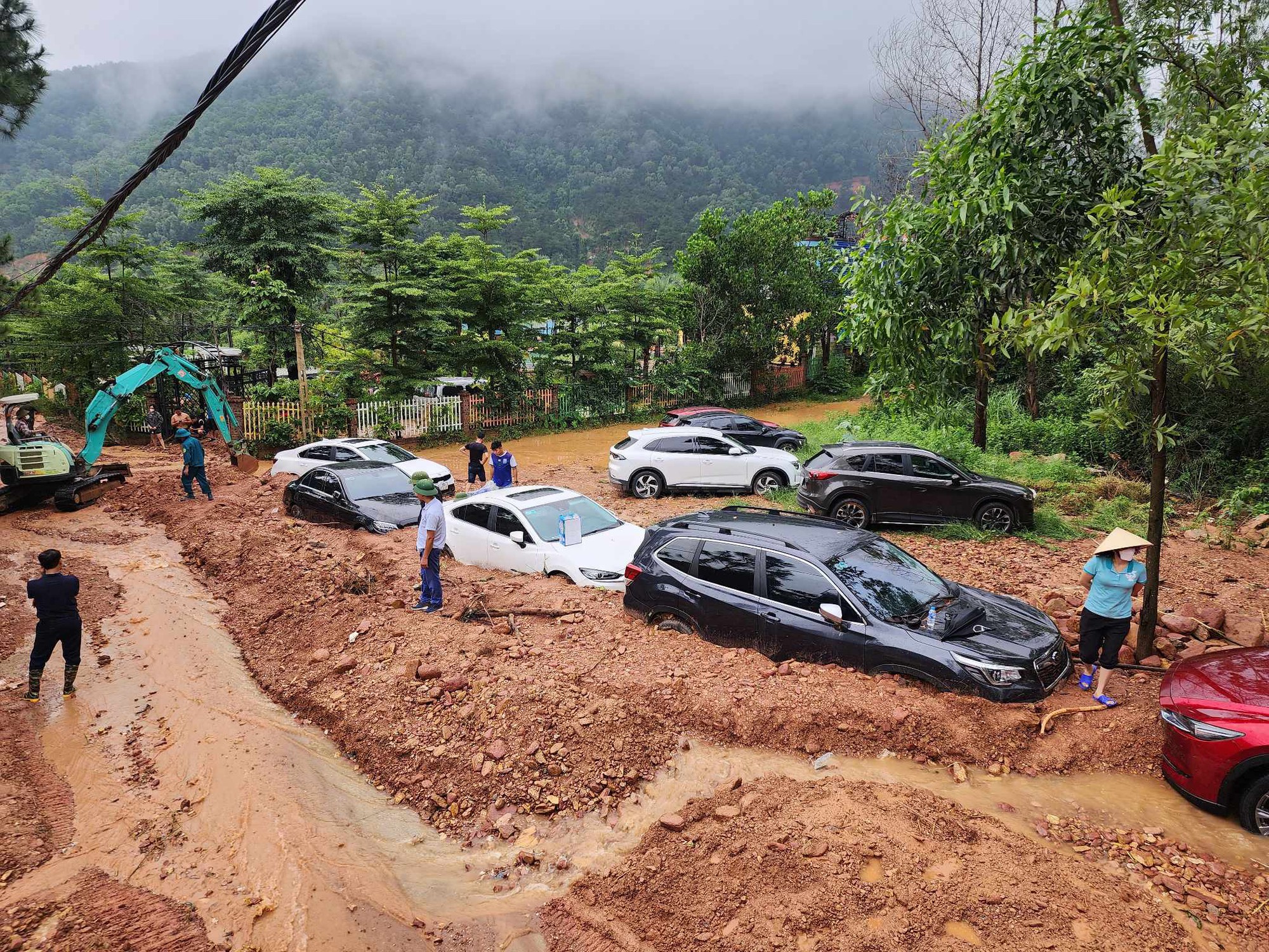 Hiện trạng những mảng đồi trọc tại khu vực c&oacute; nhiều vi phạm trật tự x&acirc;y dựng - Ảnh 3.