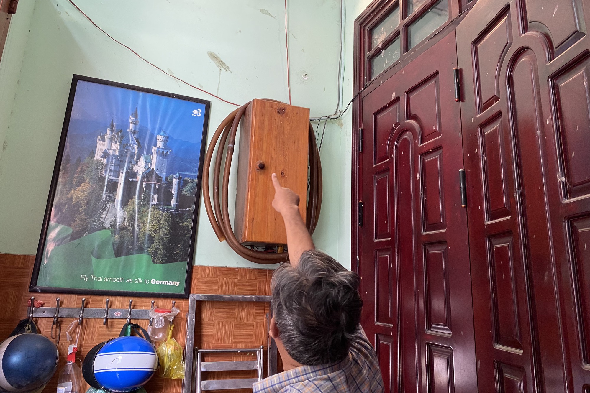 CLIP: Chi&ecirc;u m&uacute;a chổi của người h&agrave;ng x&oacute;m khiến h&agrave;ng chục hộ d&acirc;n mất ngủ - Ảnh 3.