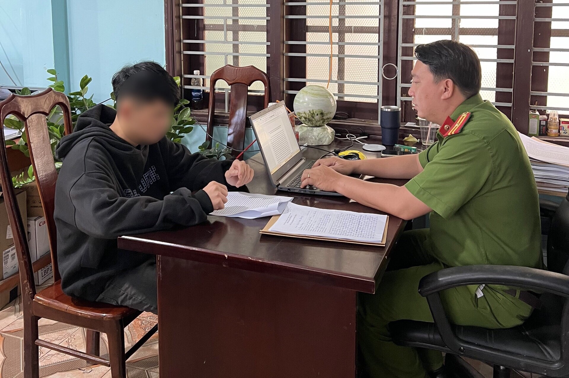 H&agrave;ng loạt xe kh&aacute;ch giường nằm bị n&eacute;m đ&aacute; - Ảnh 2.