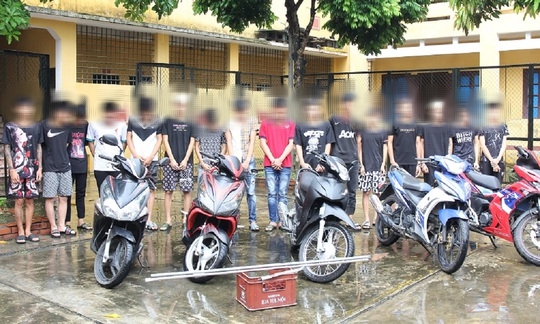 13 thanh, thiếu niên đuổi đánh nhau trên đường cao tốc bị khởi tố - Ảnh 1.