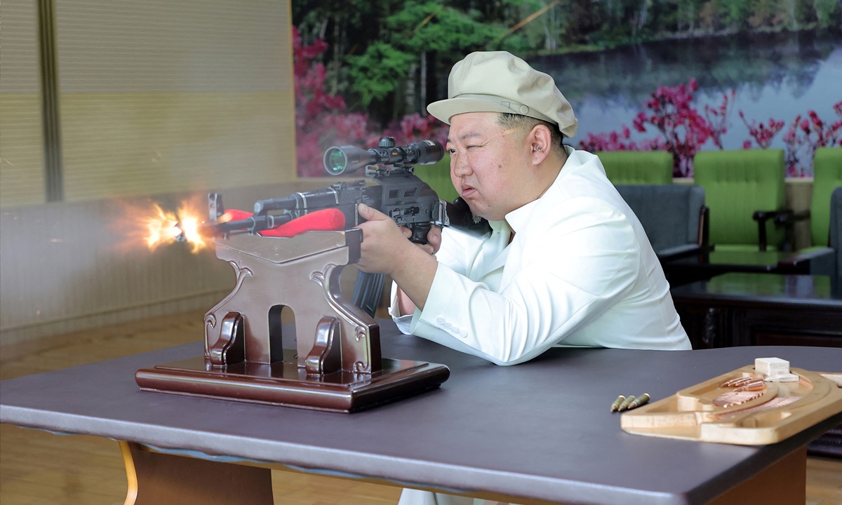 &Ocirc;ng Kim Jong-un thị s&aacute;t loạt nh&agrave; m&aacute;y vũ kh&iacute;, n&ecirc;u y&ecirc;u cầu đặc biệt - Ảnh 2.