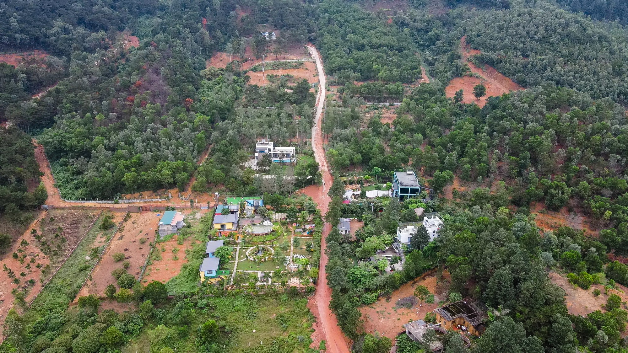 Những resort, homestay "mọc" trên mảng đồi trọc ở khu vực nhiều vi phạm trật tự xây dựng