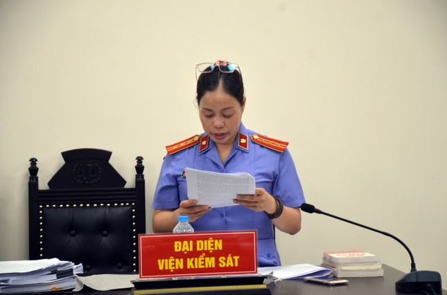 Nữ kiểm s&aacute;t vi&ecirc;n kh&oacute;c khi đọc c&aacute;o trạng vụ ch&aacute;y qu&aacute;n karaoke l&agrave;m 3 cảnh s&aacute;t hi sinh - Ảnh 1.